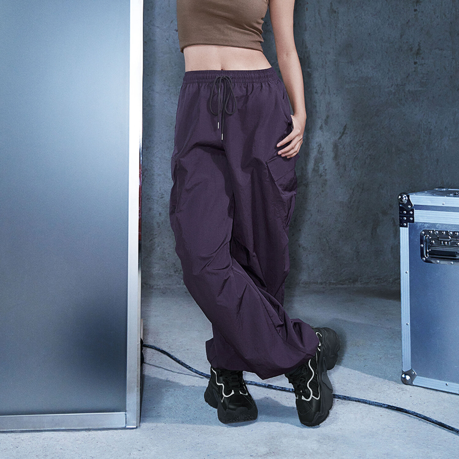 Adicolor Повседневные брюки женские черные/фиолетовые Adidas Originals — фото 2
