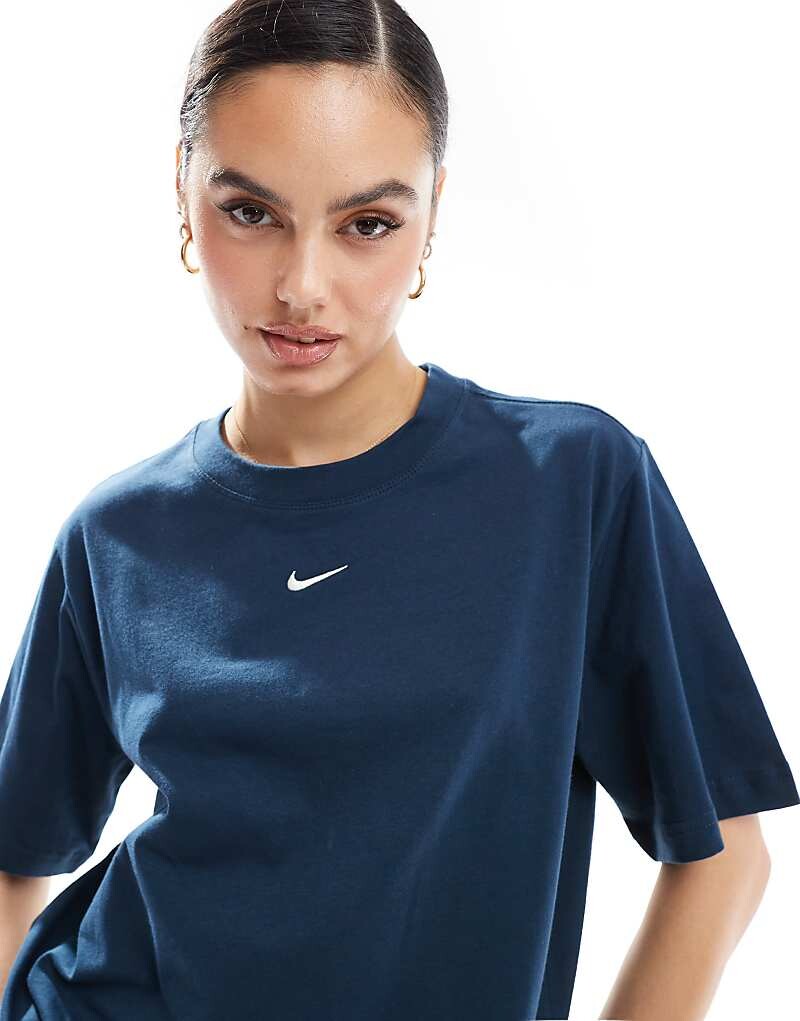 

Темно-синяя футболка Nike Essential