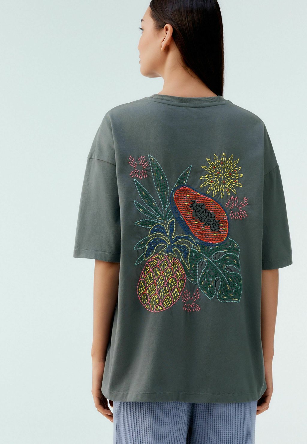 

Футболка с принтом EMBROIDERED FRUIT BACK GRAPHIC SHORT SLEEVE CREW NECK Next, серый