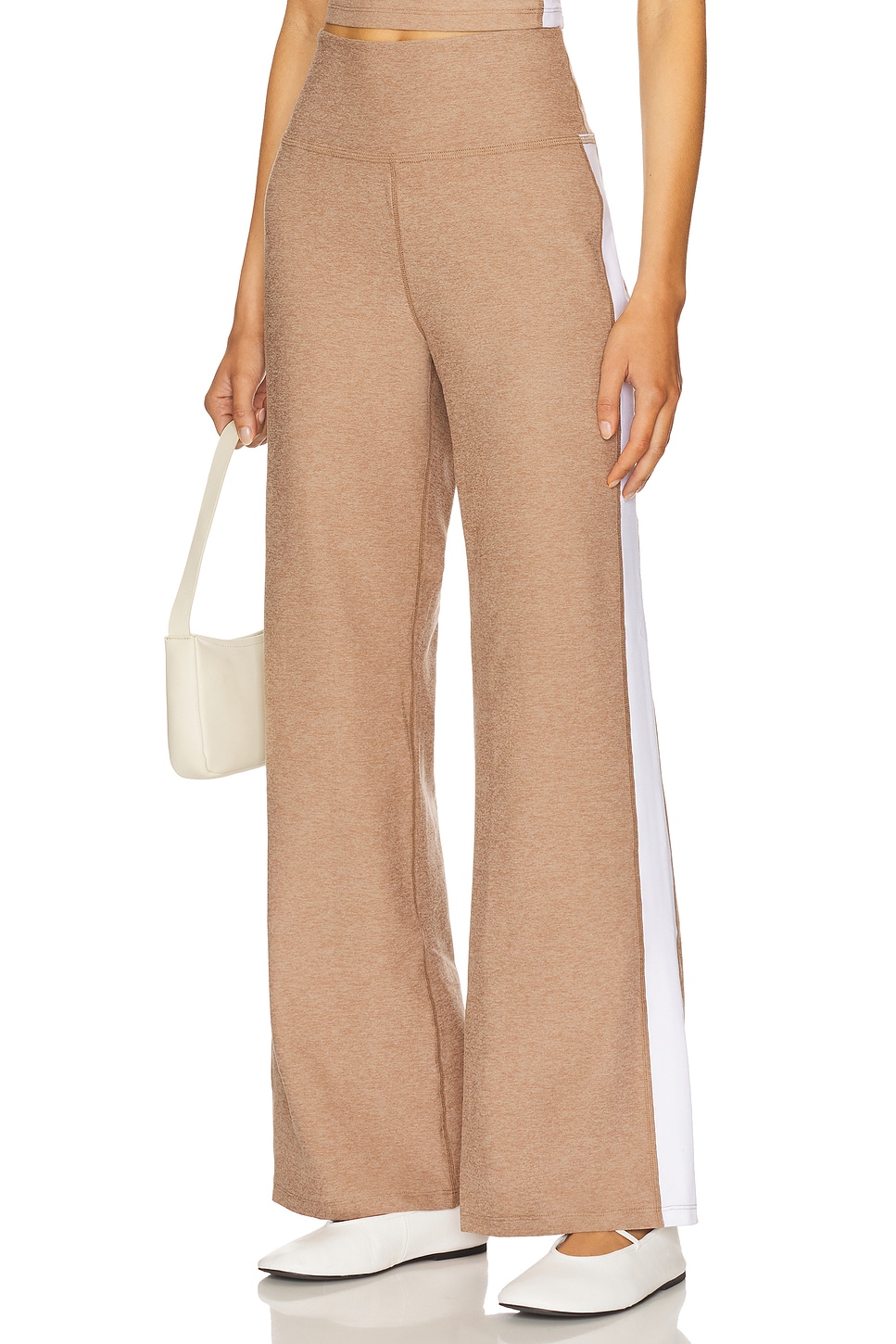 

Штаны в полоску "Spacedye laid back" от Beyond Yoga, desert sand heather & cloud white