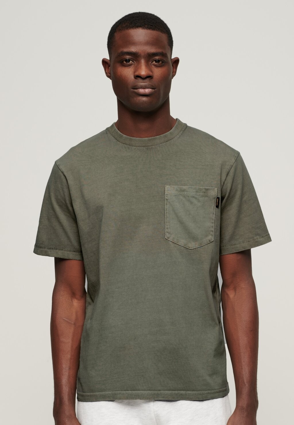 

Базовая футболка CONTRAST STITCH POCKET Superdry, темно-серый