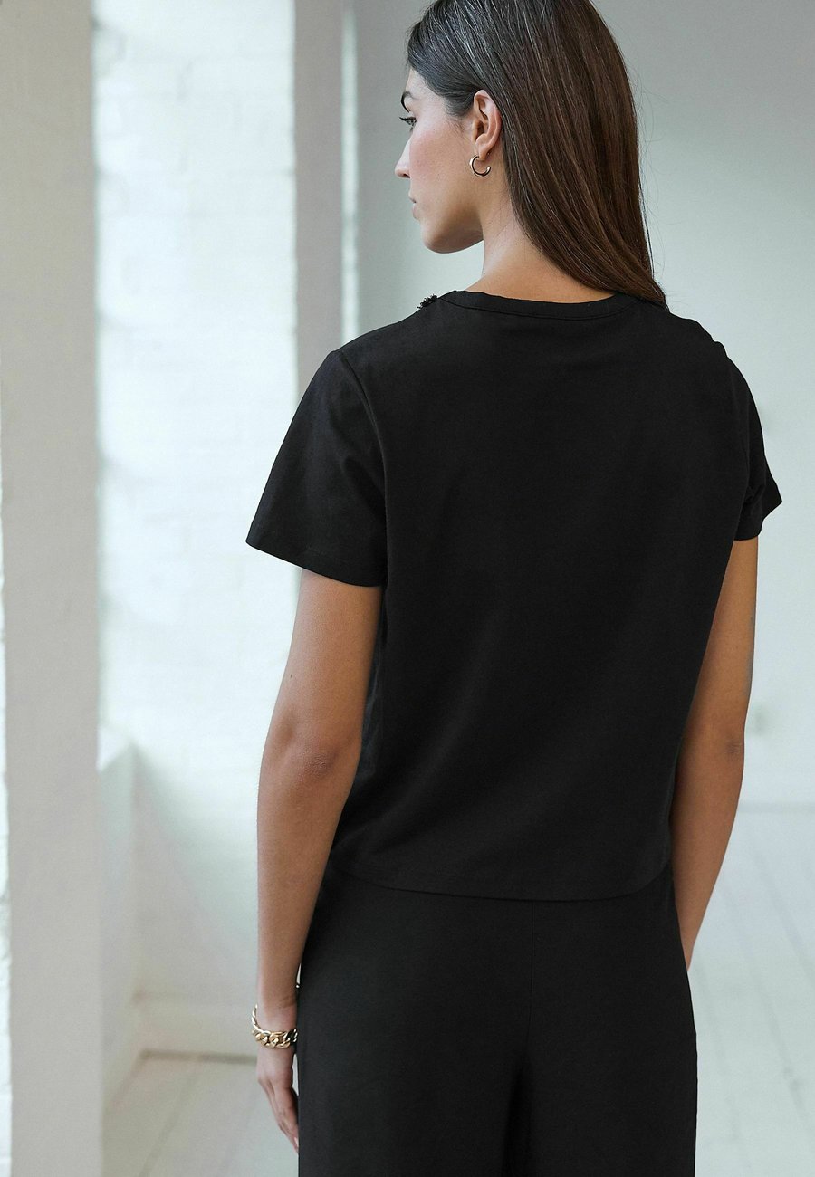 Футболка Next Print T-shirt, Black Gold/Black — фото 3