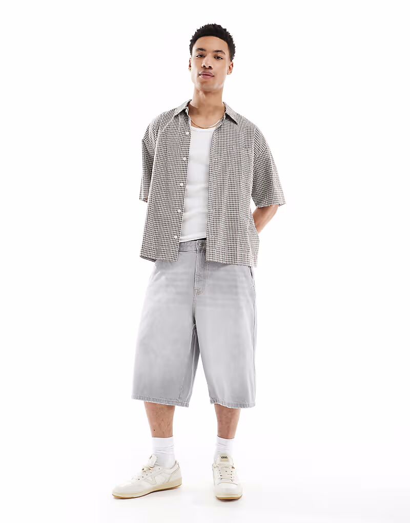 

Джинсовые шорты Bershka Skate Fit серого цвета