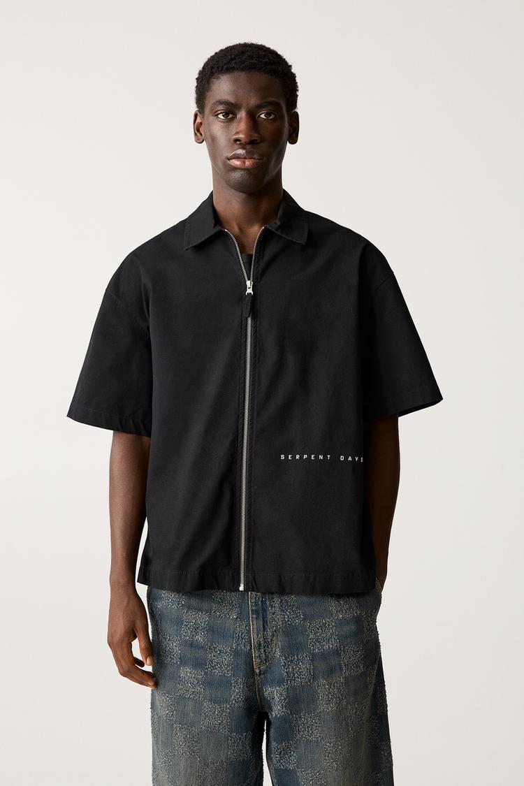 

Рубашка с коротким рукавом и принтом змеи Pull And Bear, черный