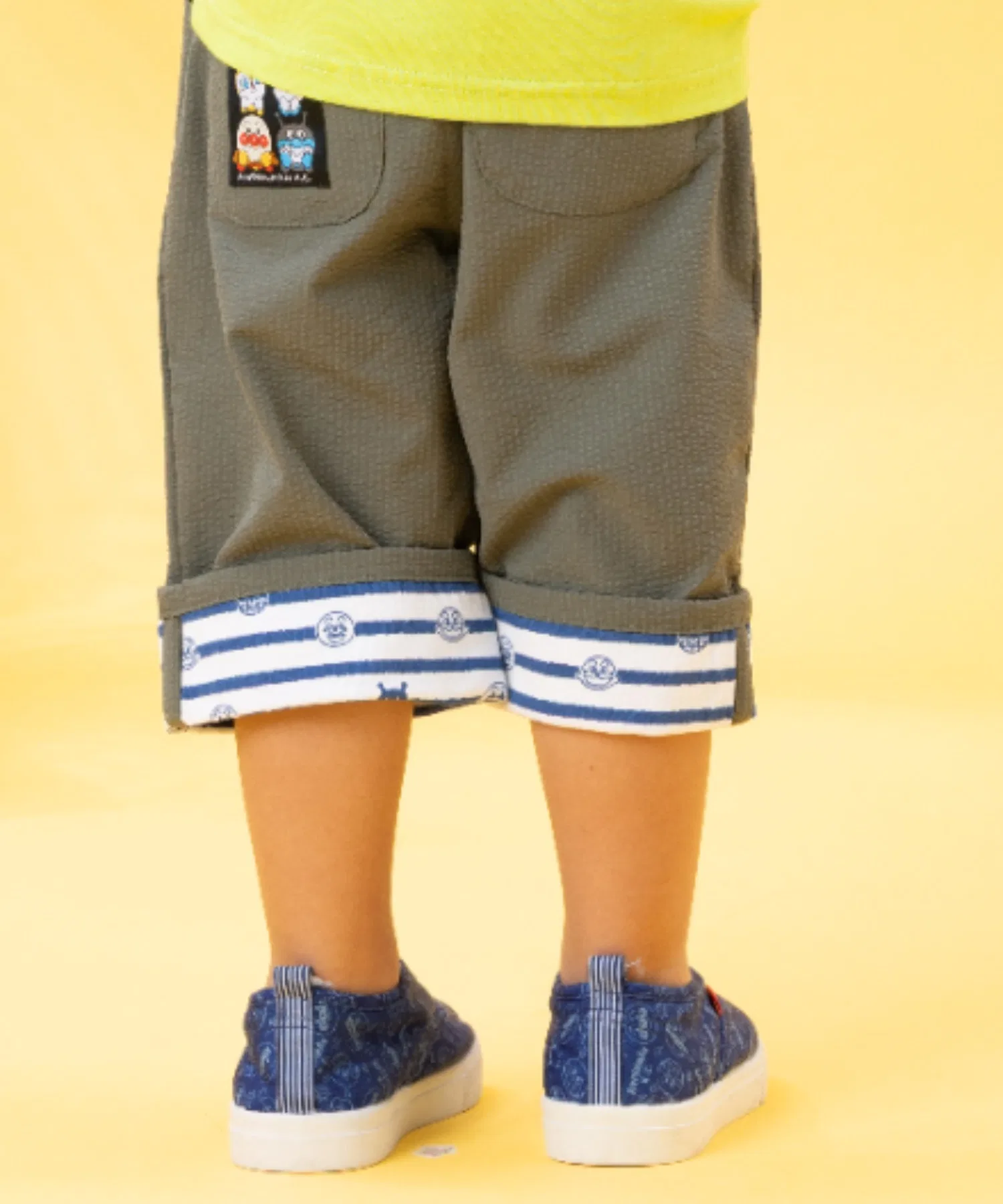 Детские брюки ANPANMAN KIDS COLLECTION с вышивкой и отворотом хаки — фото 2