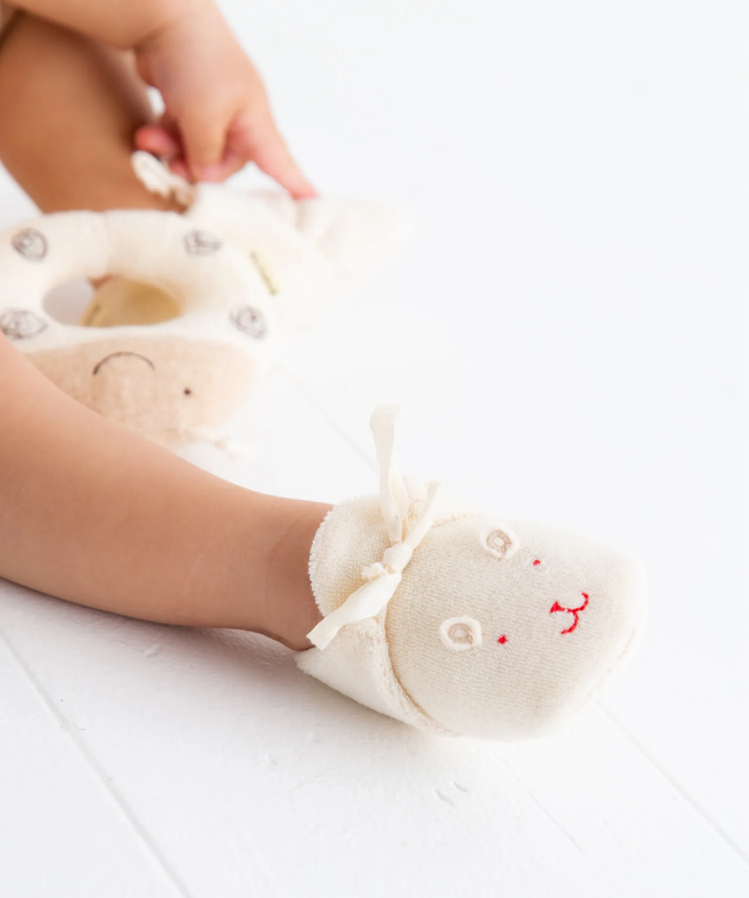 Детские пинетки из хлопка Pompkins Baby с вышивкой бежевые