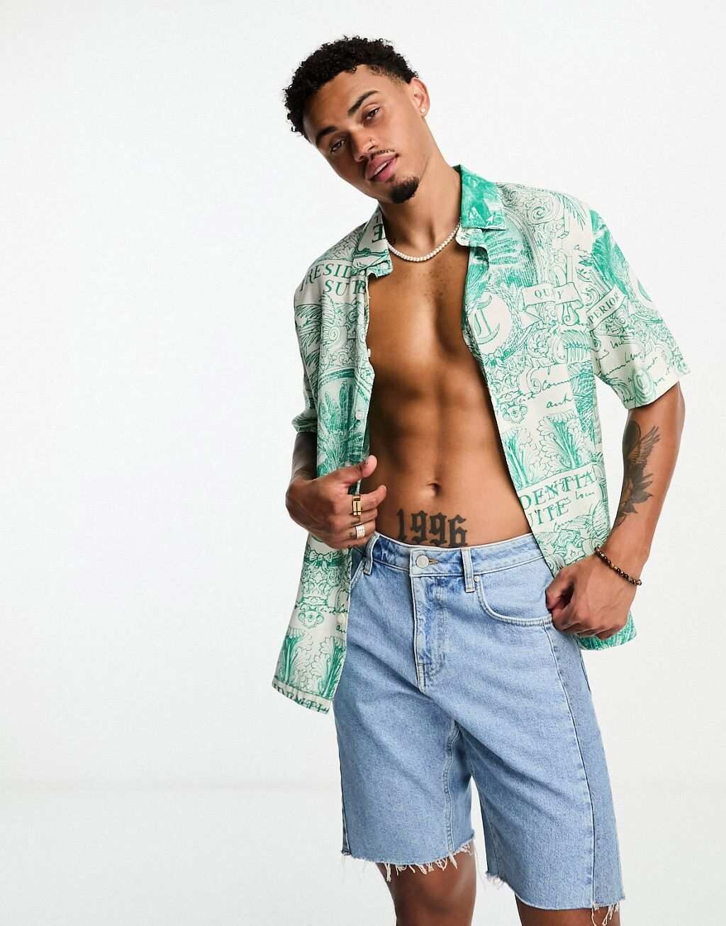 

Бело-зеленая рубашка с принтом Bershka