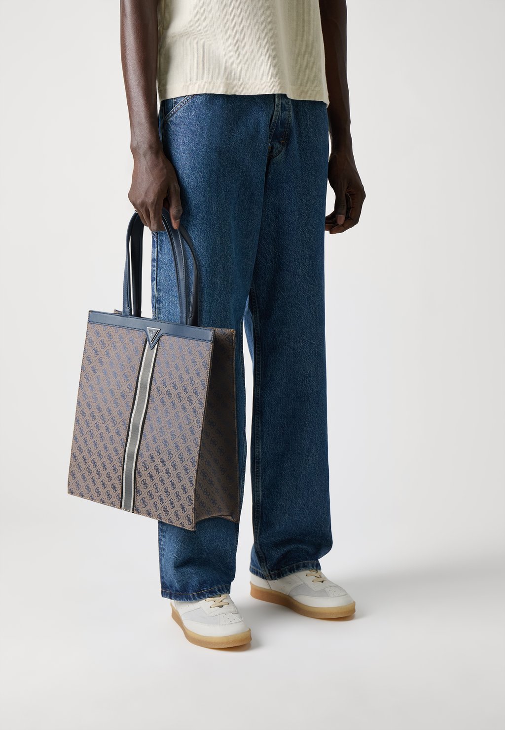 

Сумка-тоут MILANO TOTE Guess, коричневый