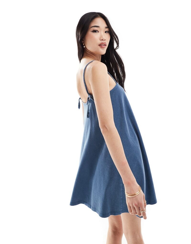 

ASOS DESIGN – синее мини-платье трапеции на тонких бретелях