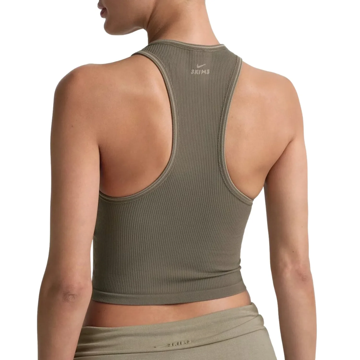 (WMNS) Nike x SKIMS Топ без швов с ребристой отделкой и открытой передней частью, цвет «Пыльный дубовый мох», зеленый — фото 3
