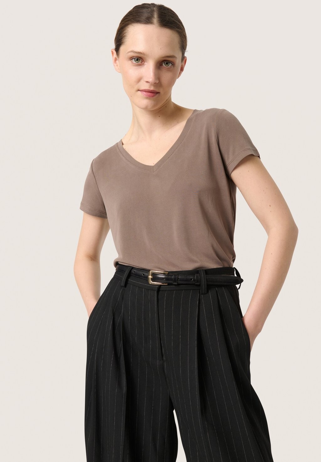 

Базовая футболка COLUMBINE V-NECK Soaked in Luxury, темно-коричневый