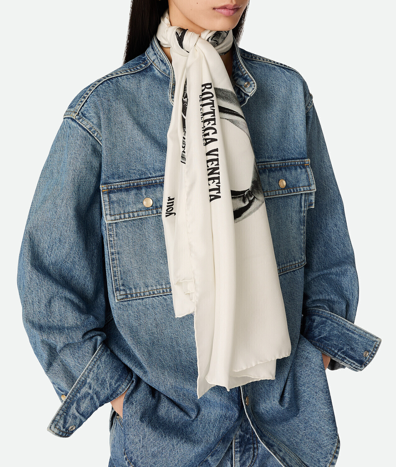 Silk twill printed foulard BOTTEGA VENETA, мел/черный — фото 2