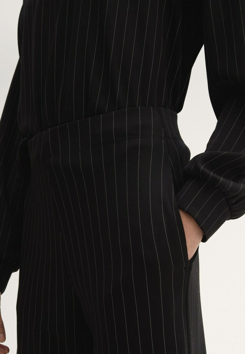

Брюки MIT NADELSTREIFEN TOM TAILOR DENIM, черный