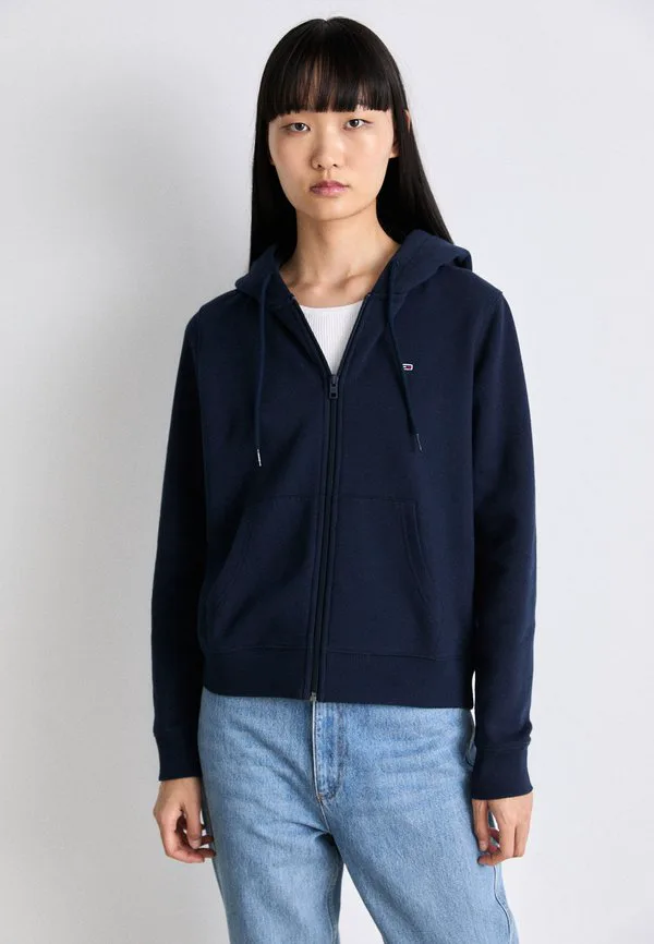 

Толстовка на молнии с вышивкой флага, флисовая, с капюшоном на молнии. Tommy Jeans, Dark Night Navy, Синий, Толстовка на молнии с вышивкой флага, флисовая, с капюшоном на молнии. Tommy Jeans, Dark Night Navy