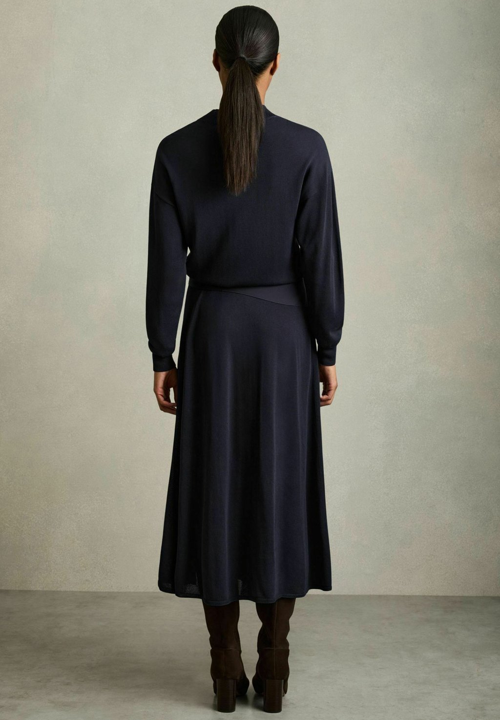 

Платье-джемпер ALINA COMPACT-BELTED MIDI Reiss, синий