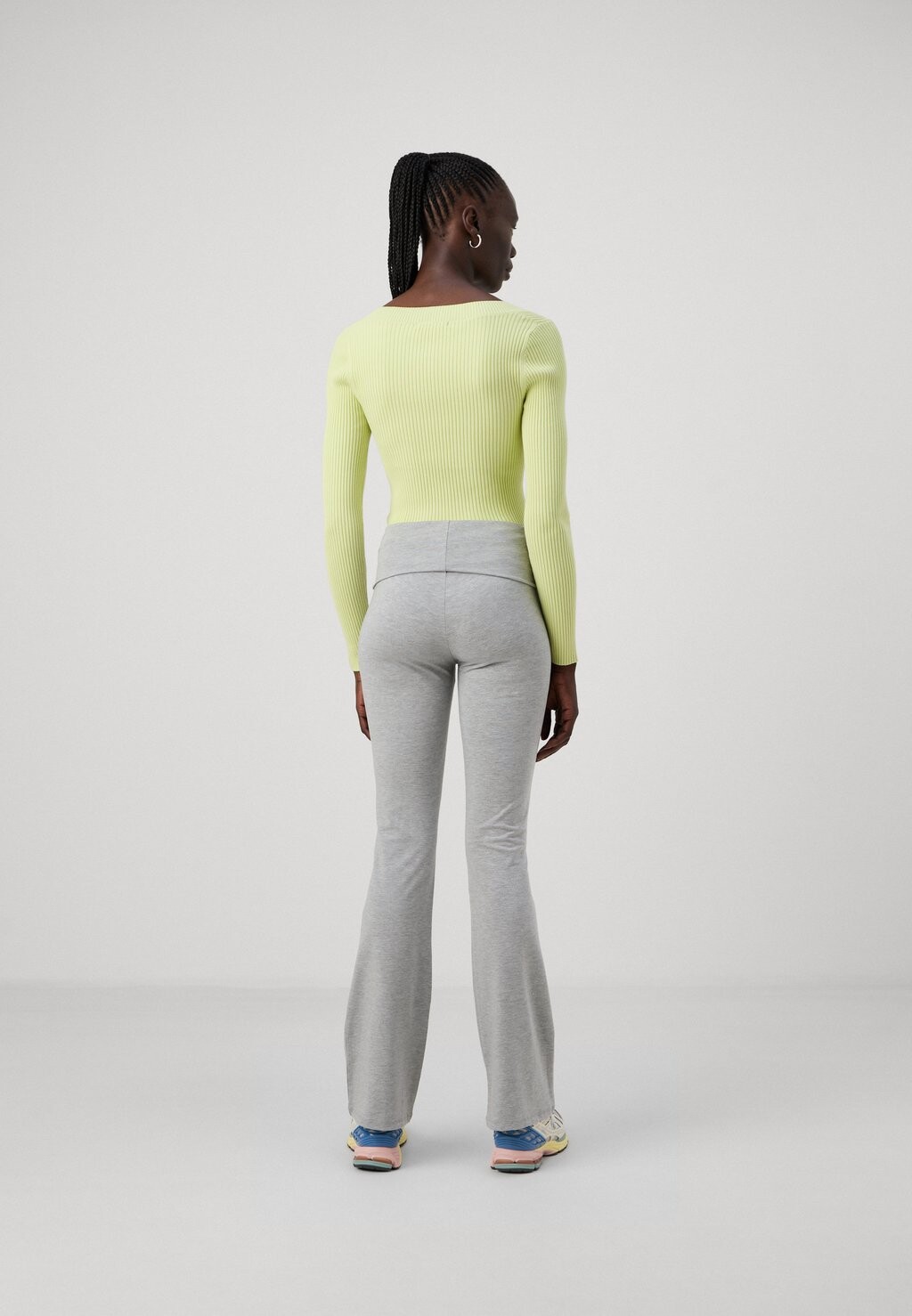 

Тканевые брюки SOFT TOUCH FOLDED FLARE TROUSERS Gina Tricot Tall, серо-пятнистый