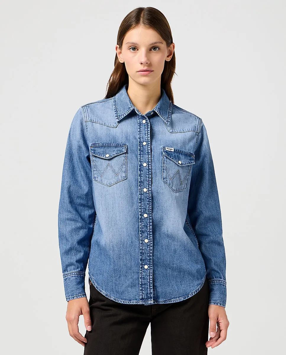 

Женская джинсовая рубашка синего цвета Wrangler, индиго