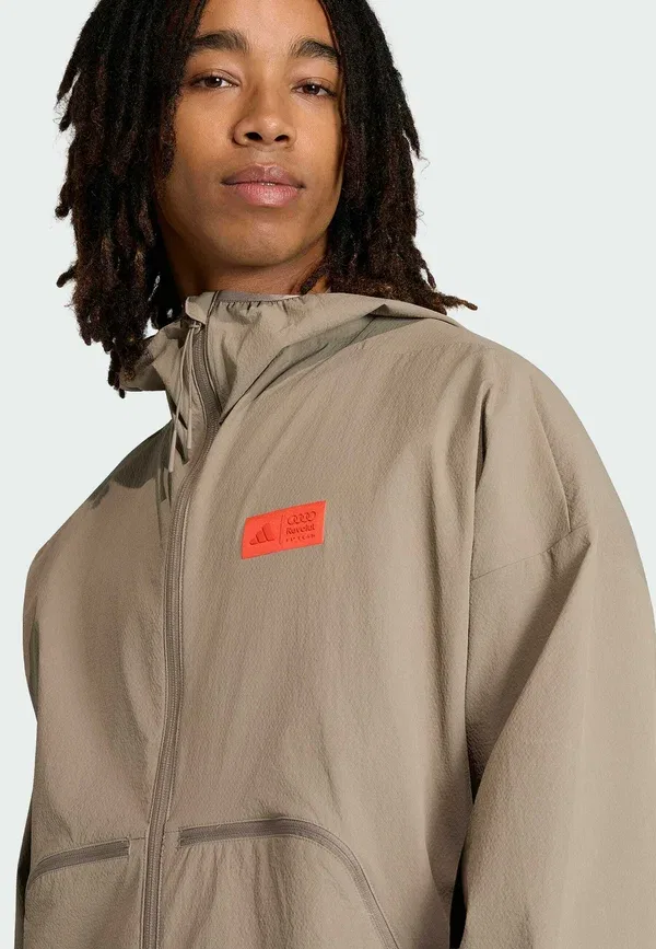 Куртка Audi revolut f1 team elevated windbreaker Adidas Performance, простой коричневый/ярко-красный — фото 3
