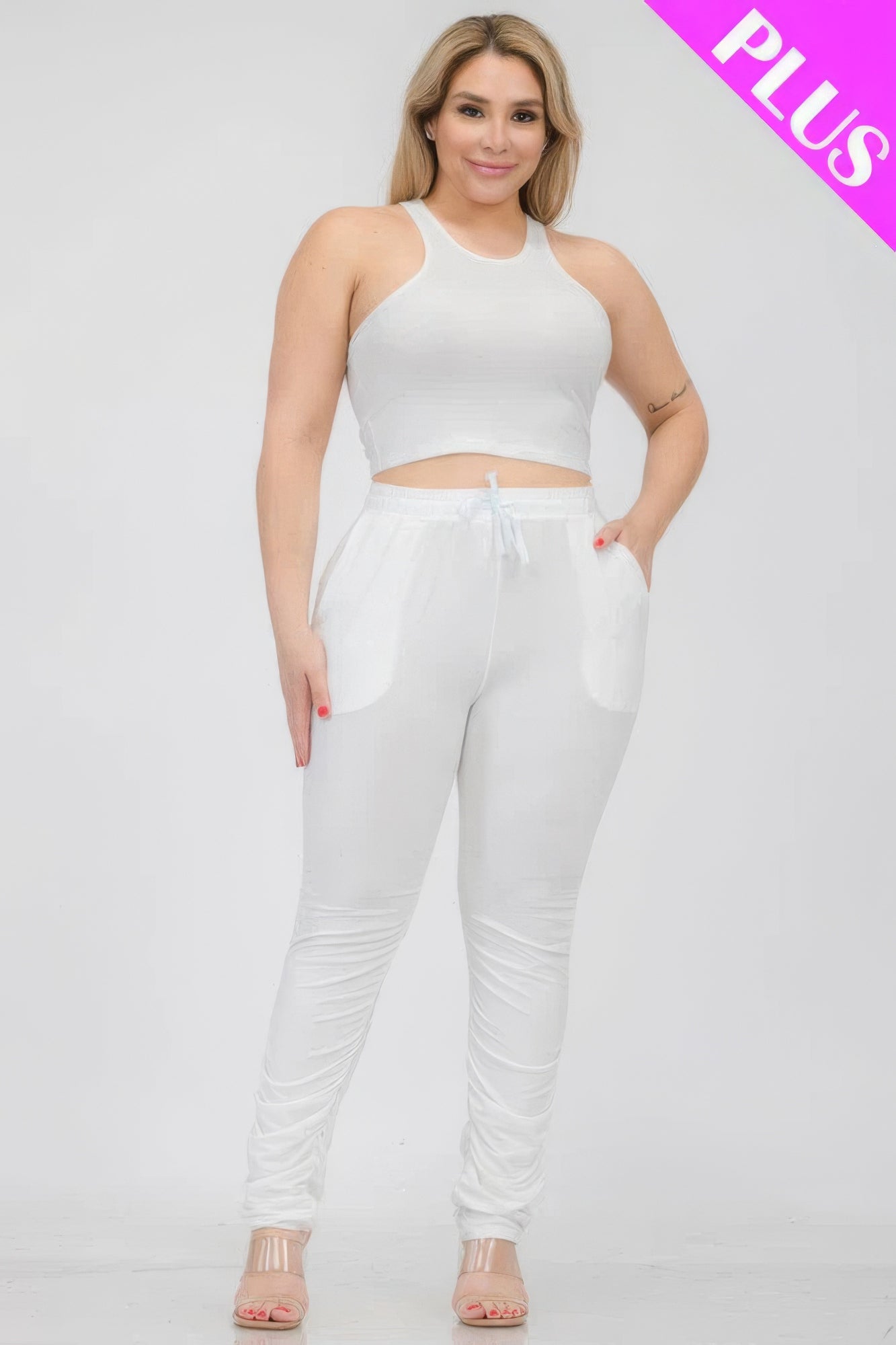 

Комплект из укороченного топа и брюк с рюшами размера плюс FASHNZFAB, белый