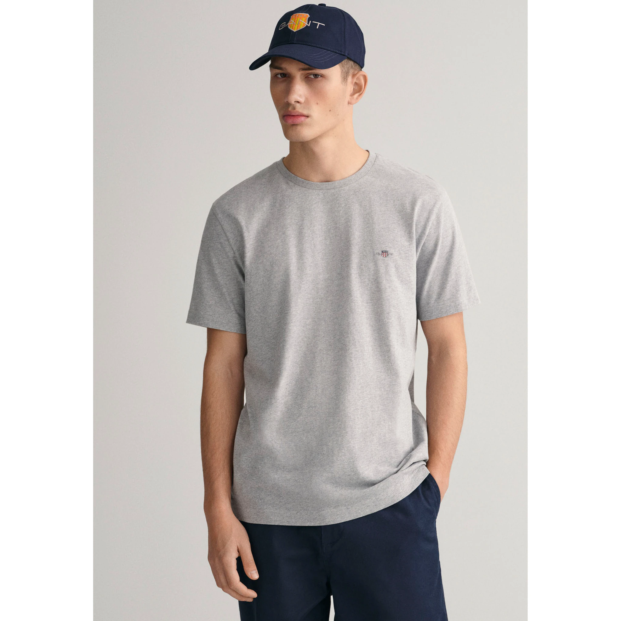 

Футболка Gant "REG SHIELD SS T-SHIRT", с вышитым логотипом на груди, серый