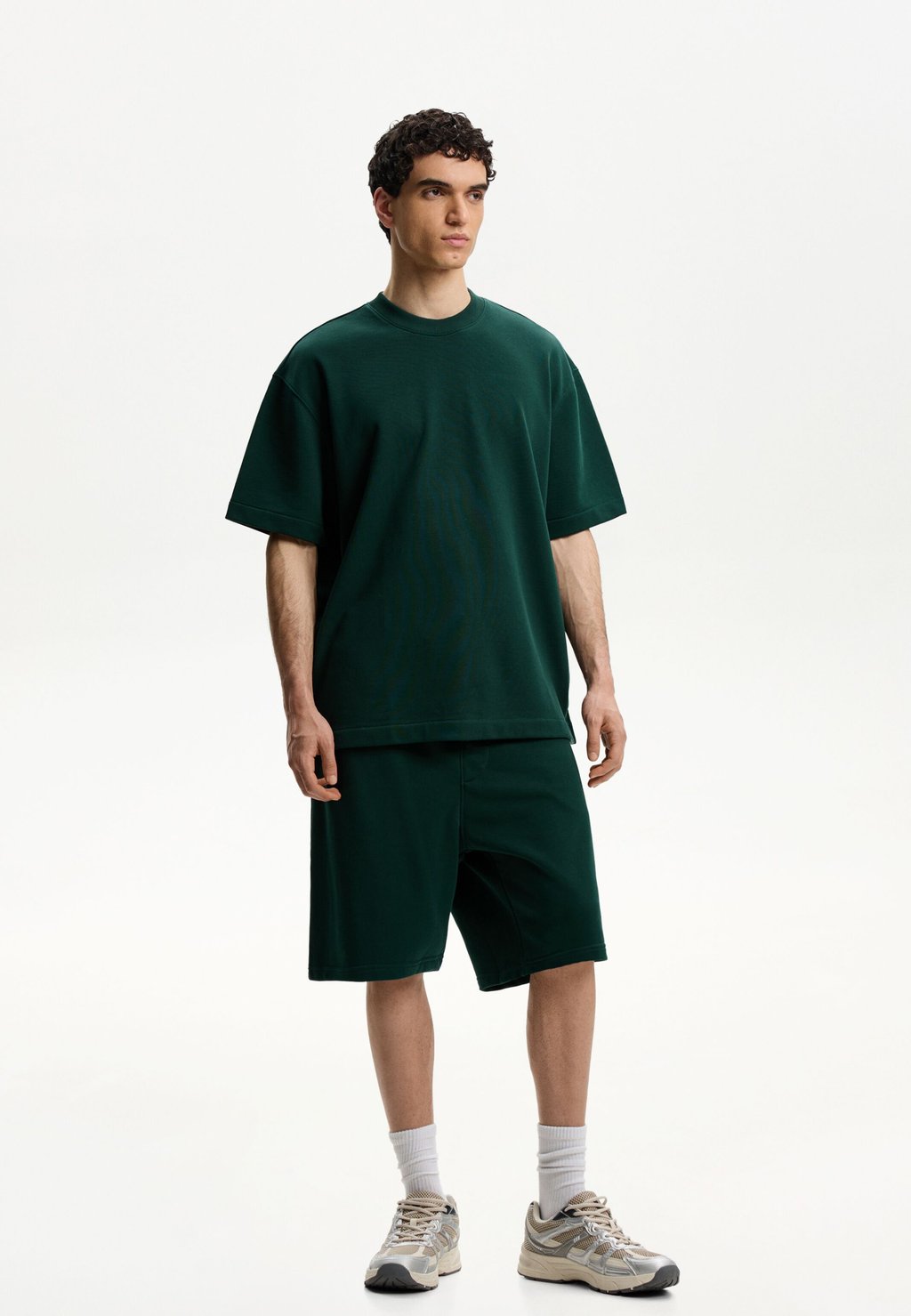 

Базовая футболка SET BERMUDA SHORTS AND T-SHIRT - Tracksuit bottoms Bershka, светло-зеленый