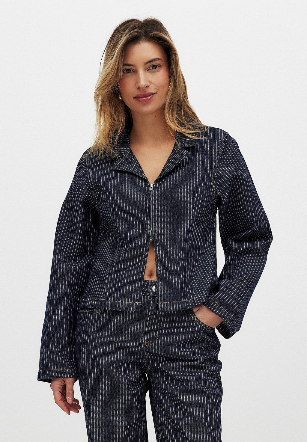 

Блузка на пуговицах PINSTRIPED NA-KD, деним