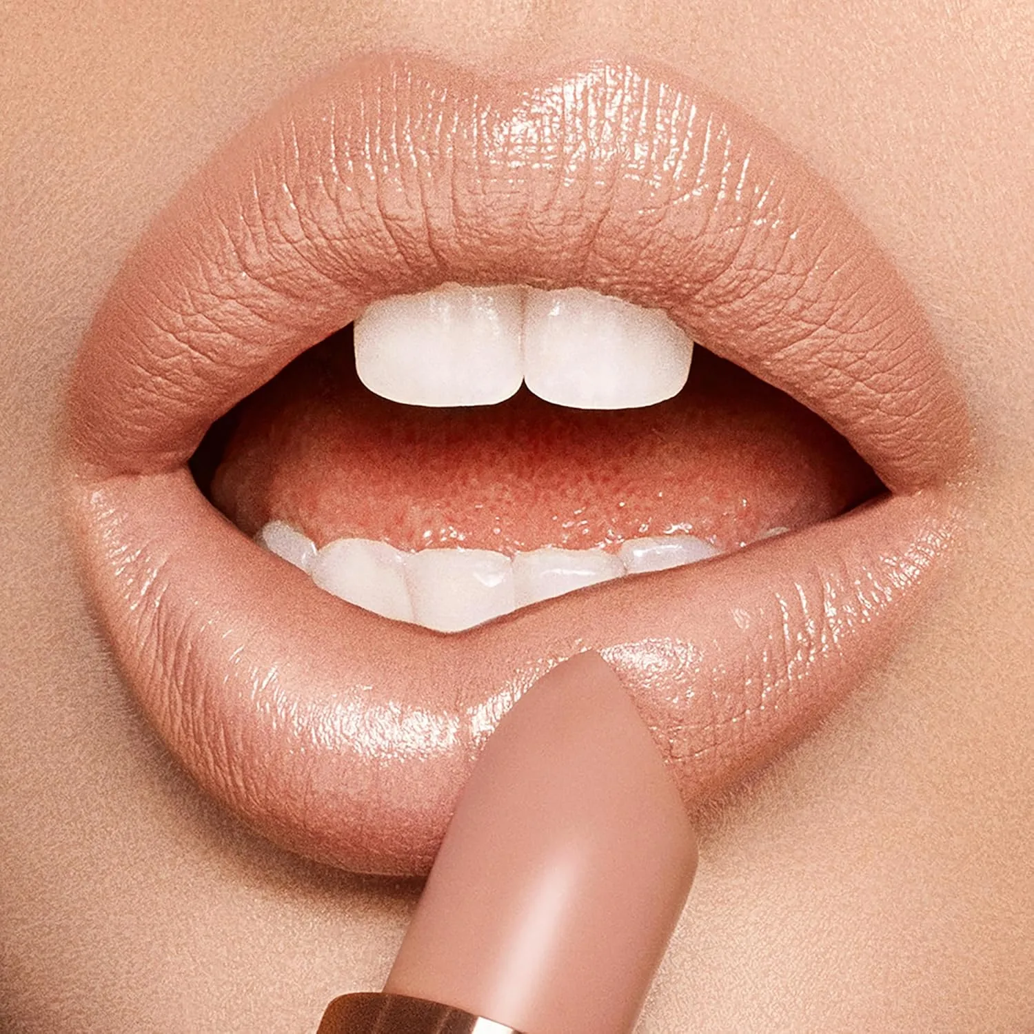 Помада Charlotte Tilbury KISSING - увлажняющая и питательная помада с светоотражающими пигментами для сияющего финиша и визуального увеличения объема губ., Nude Kate - light pink-toned nude — фото 4