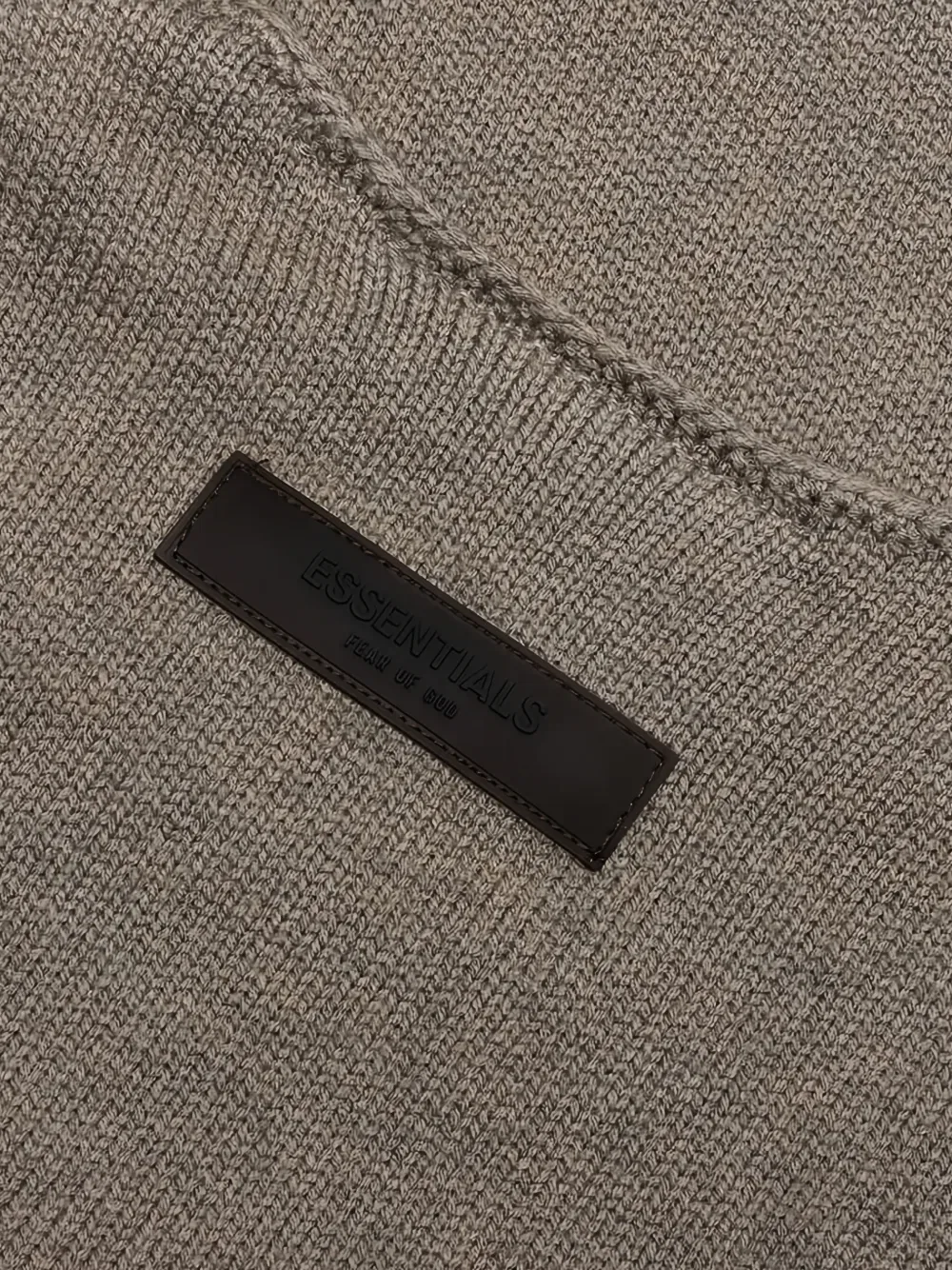 Свитер с необработанными краями и буквами "e" Fear Of God Essentials Kids, коричневый — фото 4
