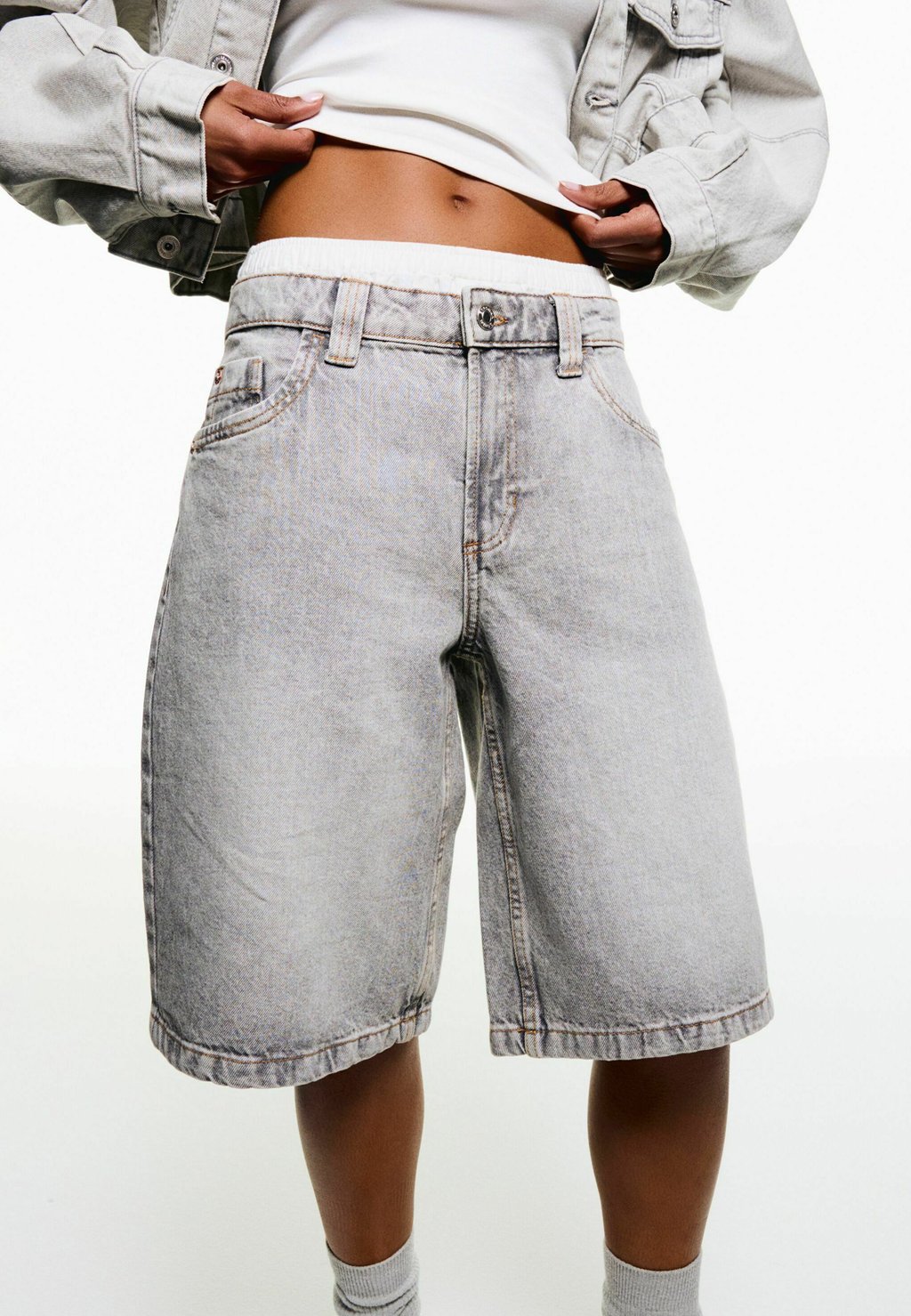 

Джинсовые шорты BAGGY Bershka, серый