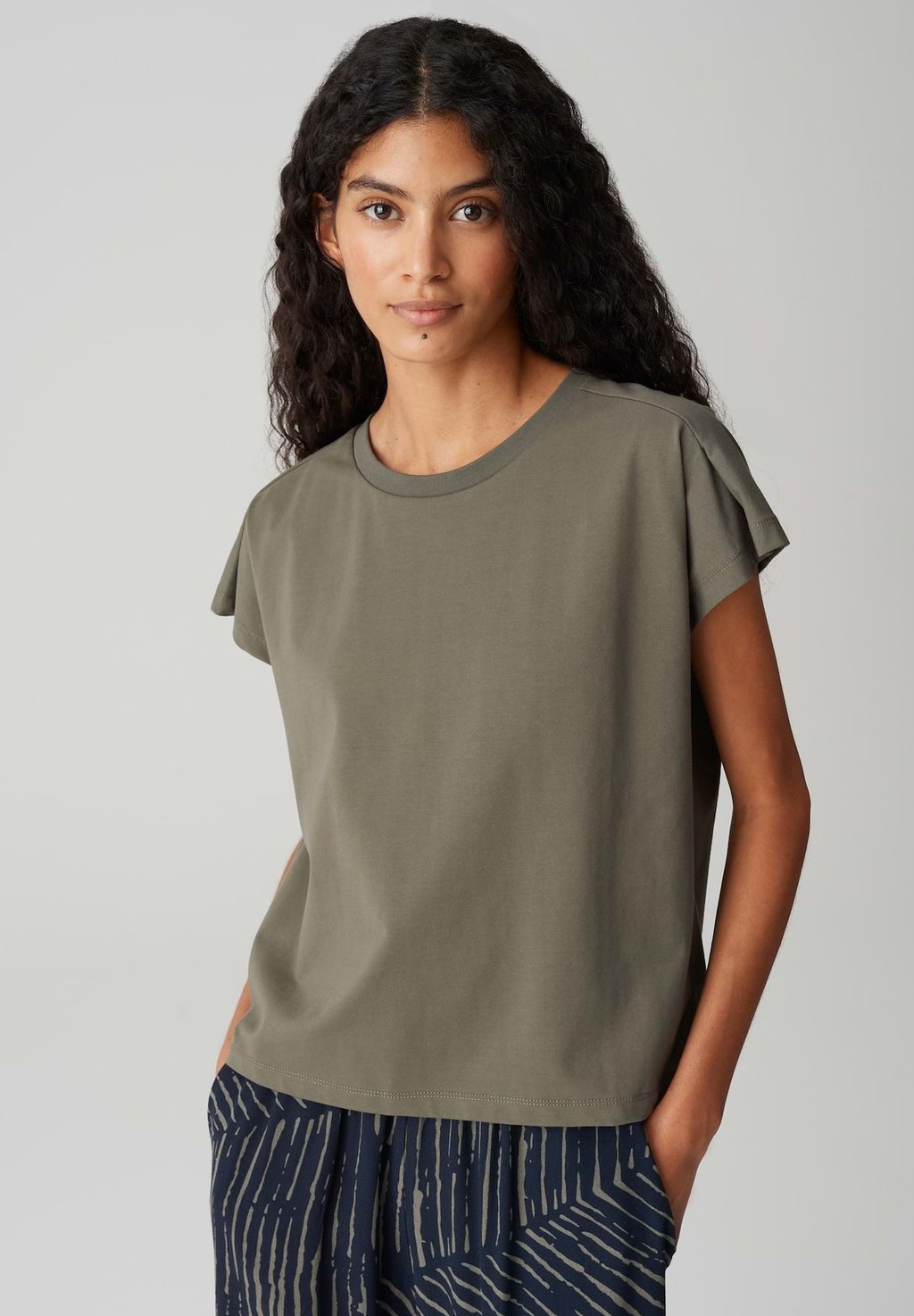 

Базовая футболка LOOSE FIT OPUS, оливковый