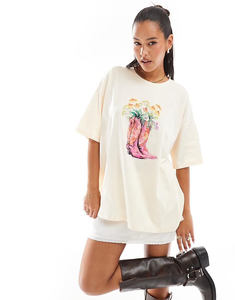 

ASOS DESIGN – футболка оверсайз цвета экрю с ковбойскими сапогами и цветочной графикой