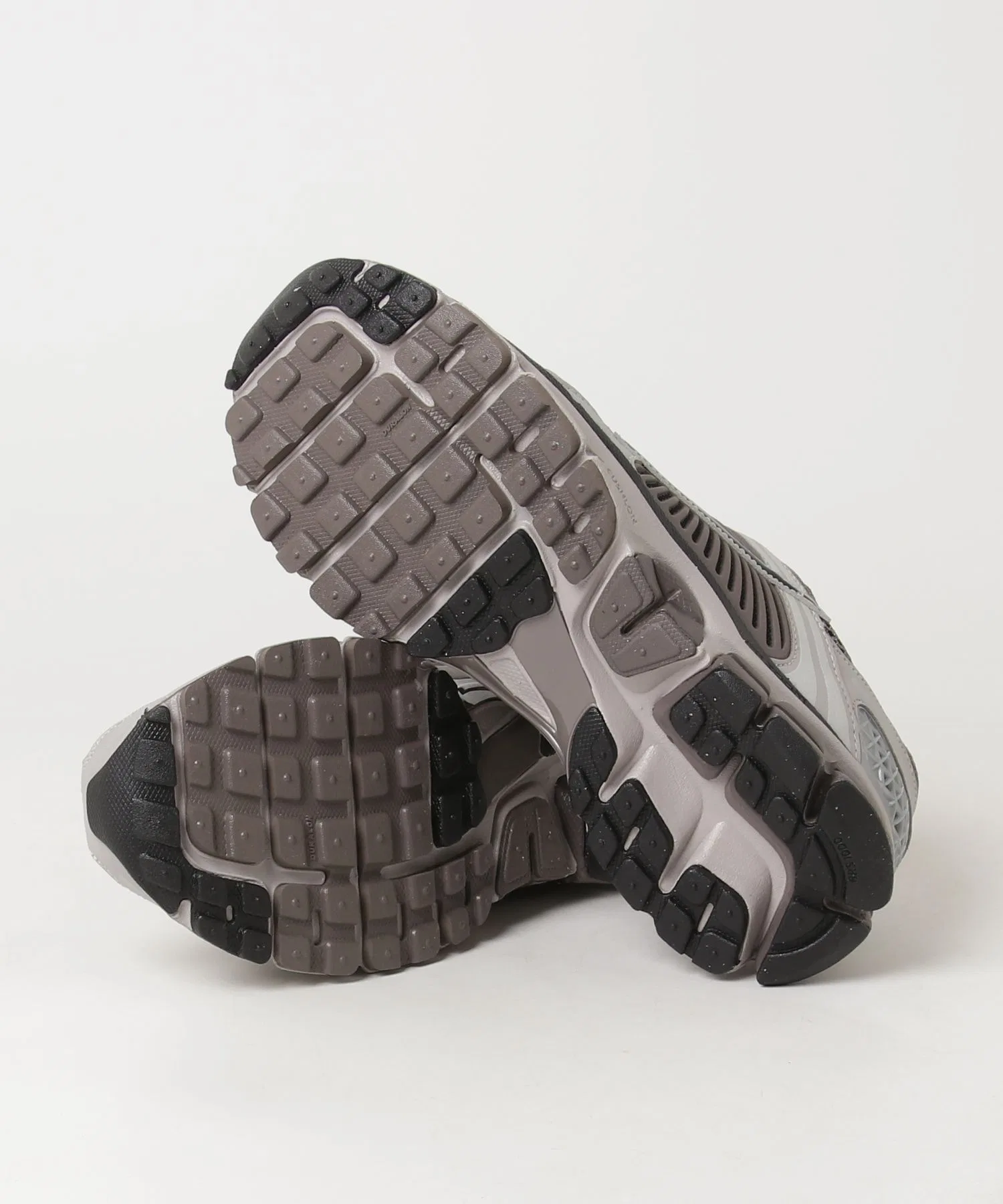 Мужские кроссовки NIKE Zoom Vomero 5 коричневые — фото 3