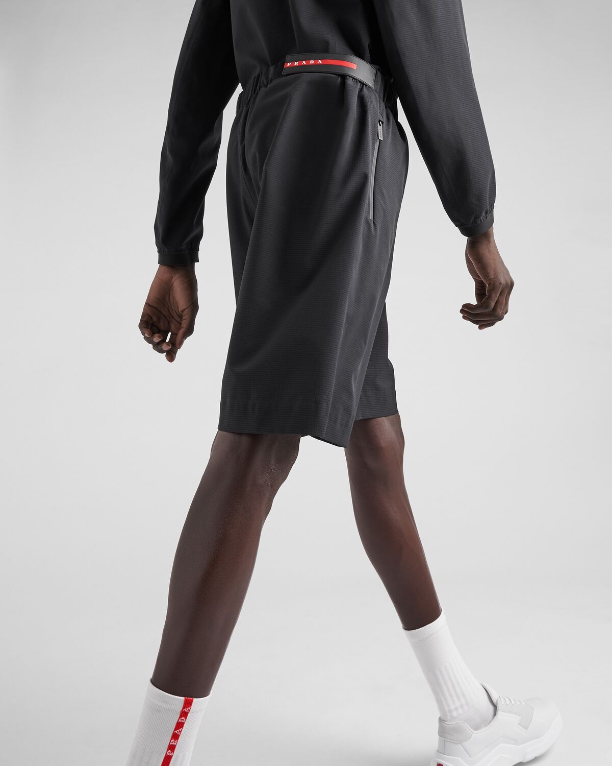 Легкие бермуды из би-стрейчевой ткани Prada, черный — фото 4