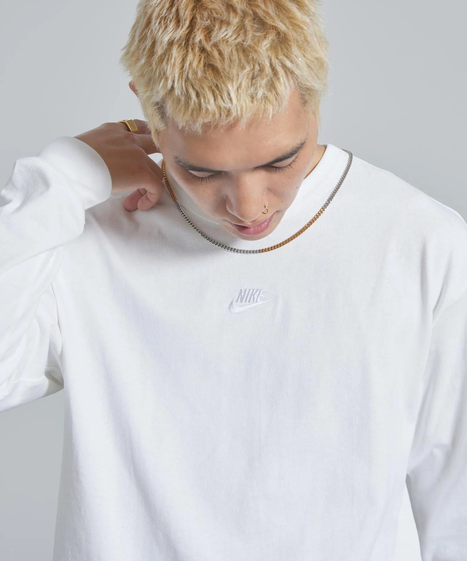 Мужская футболка с длинным рукавом Nike Sportswear Premium Essentials IH1128-100 белая — фото 3