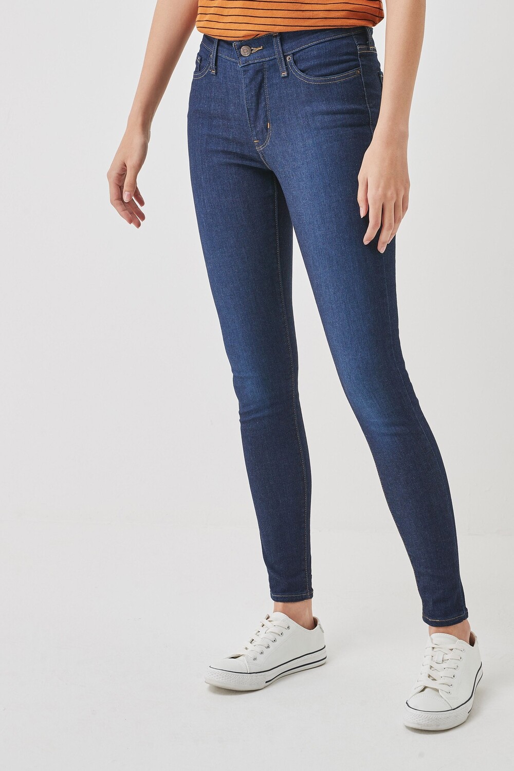 

Моделирование джинсов 310 очень узкого кроя Levi's