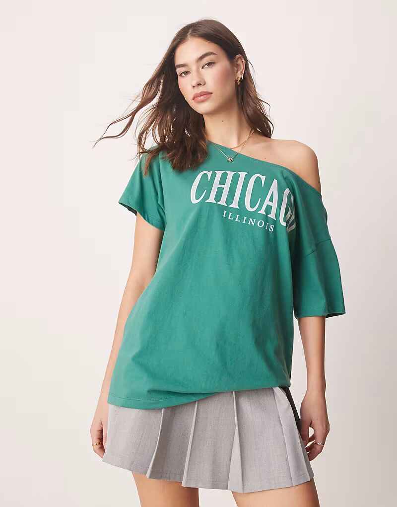 

Футболка Hollister с разрезом на шее и принтом Chicago зеленого цвета