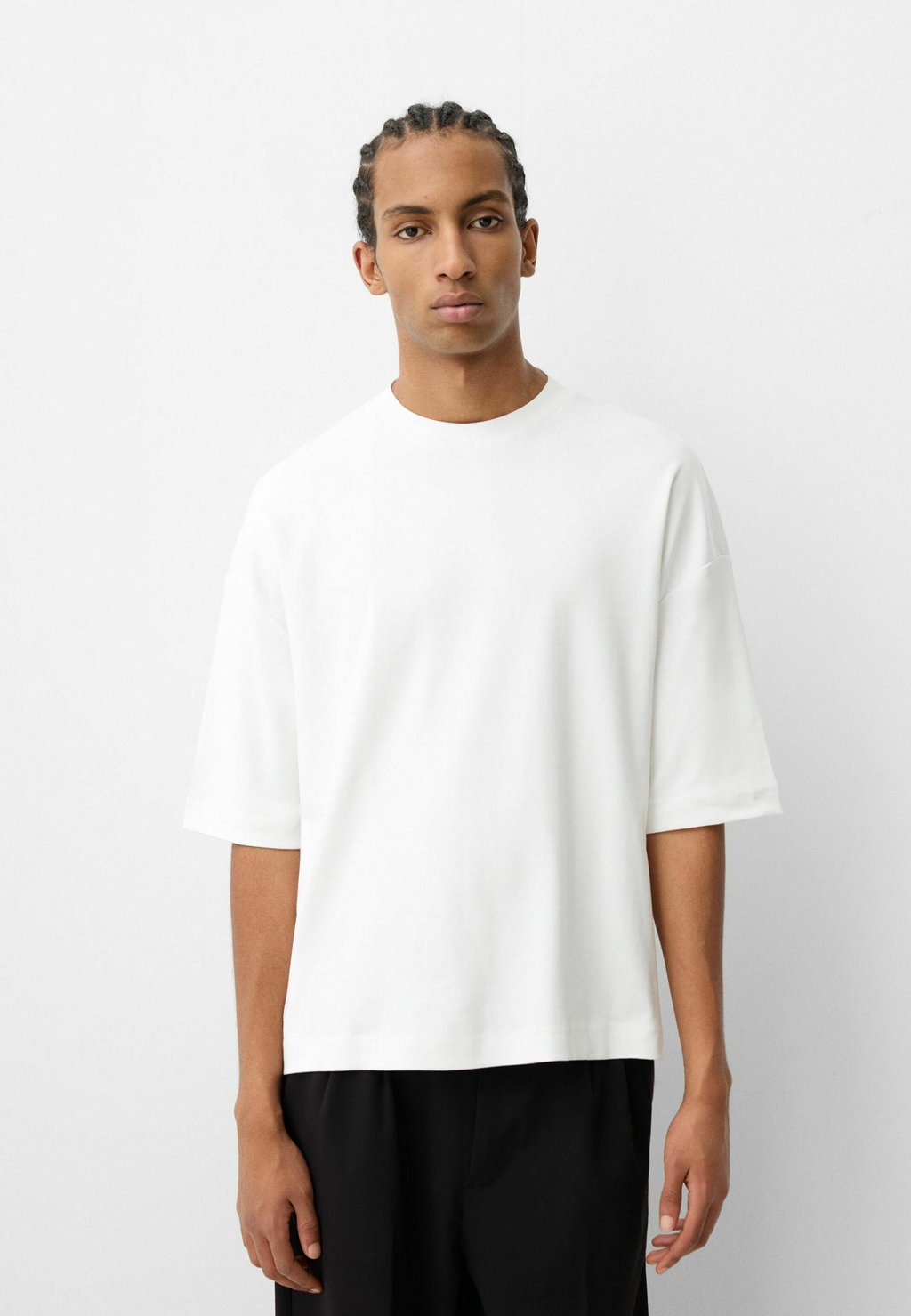 

Базовая футболка SHORT SLEEVE Bershka, белый