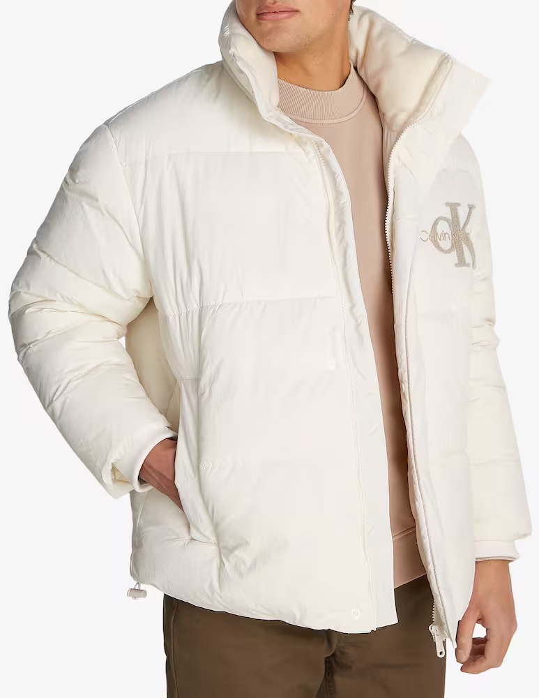 

Пуховик с боковым логотипом Calvin Klein Jeans, кремовый
