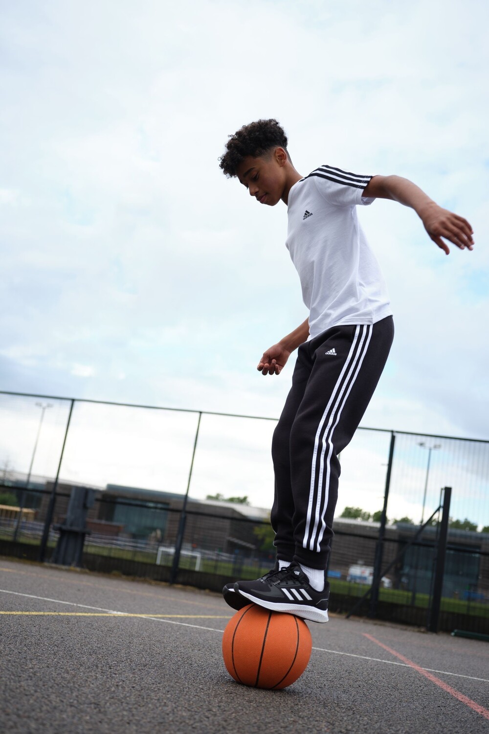 

Брюки для бега Essential с 3 полосками adidas, черный