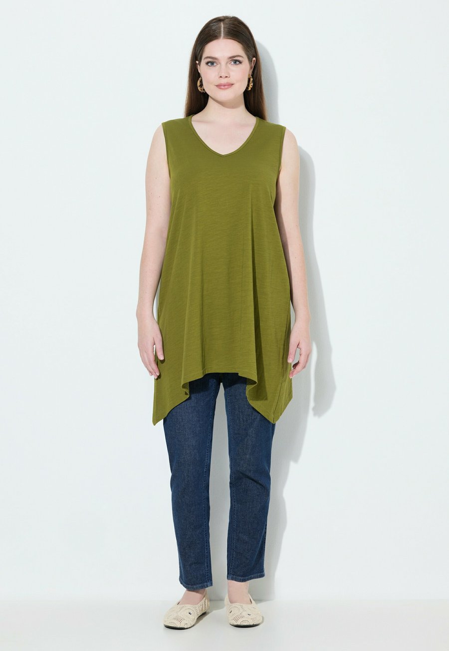 

Топ Ulla Popken LONGLINE PUNTZOOM V-HALS MOUWLOOS, Leaf Green/Green