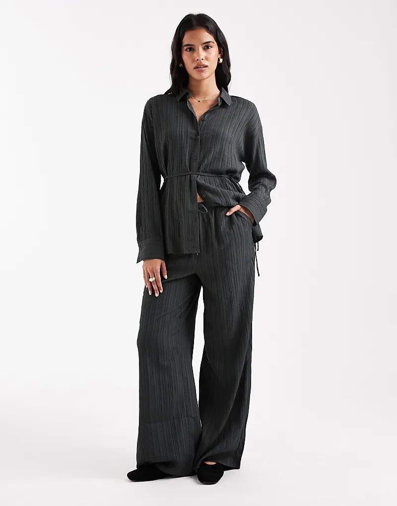 

Широкие брюки-плиссе Vero Moda в цвете угольно-серый