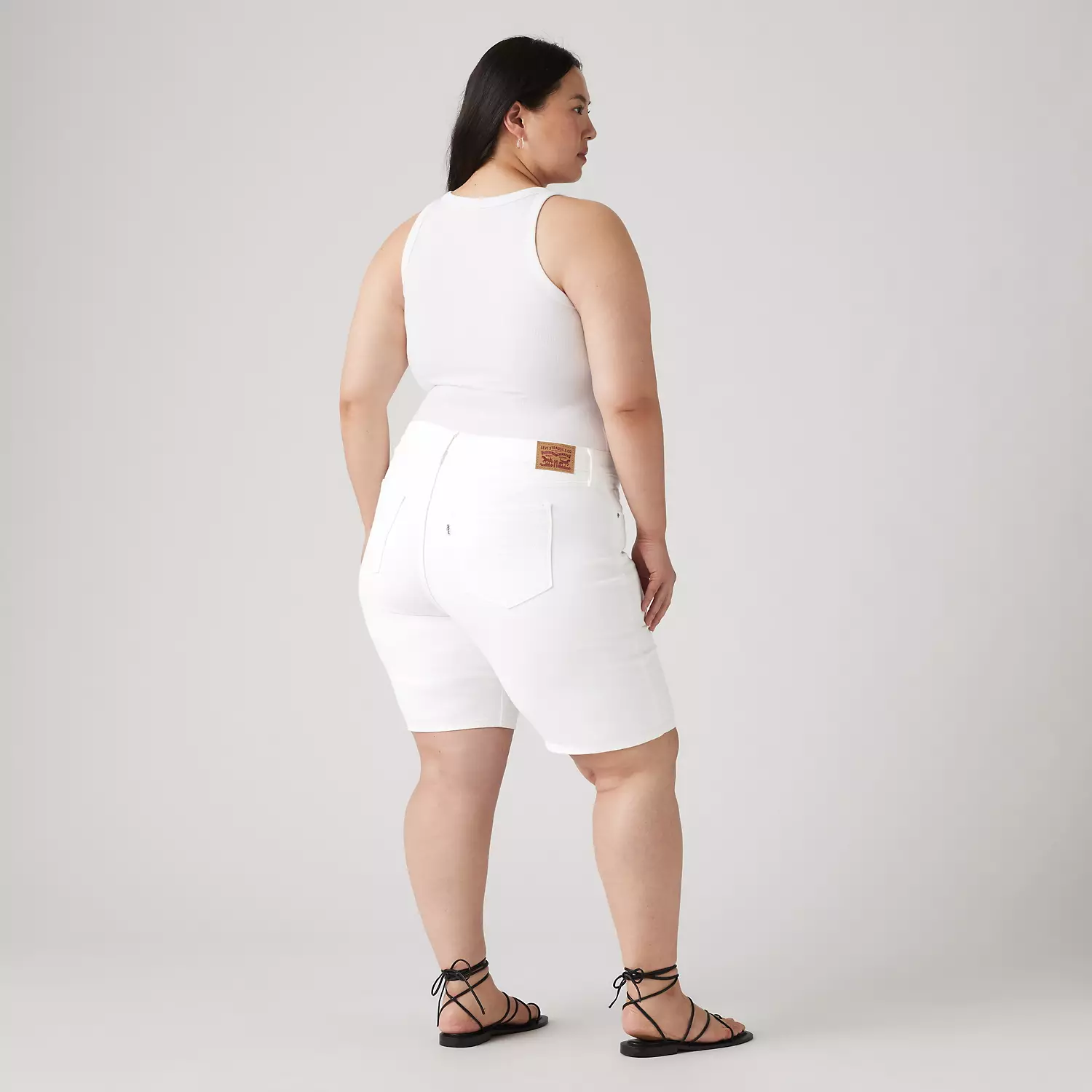 Женские шорты-бермуды Shaping (размер Plus) Levi's, цвет Chalk White — фото 4