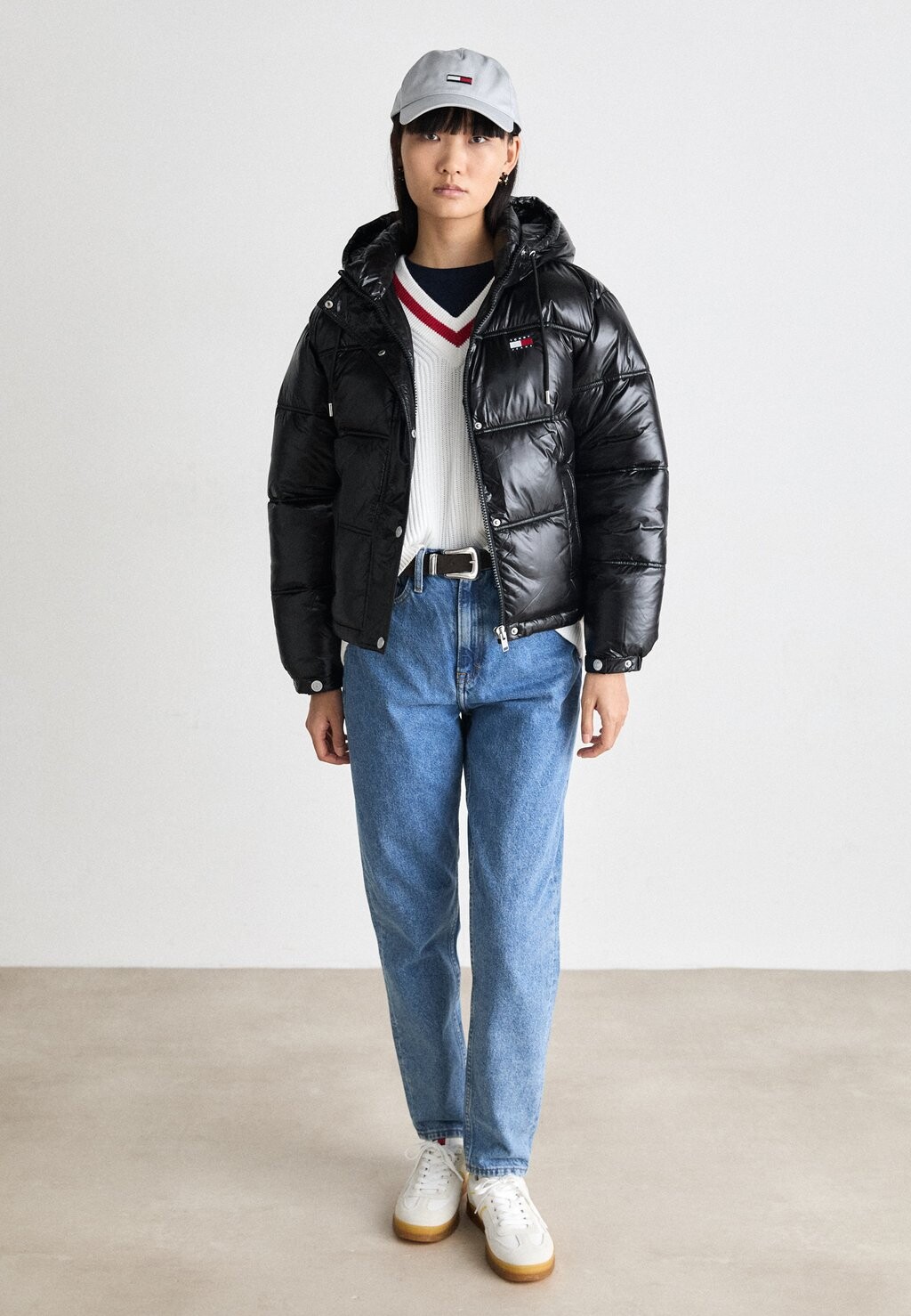 

Зимняя куртка SHINY HOOD BADGE PUFFER Tommy Jeans, черный