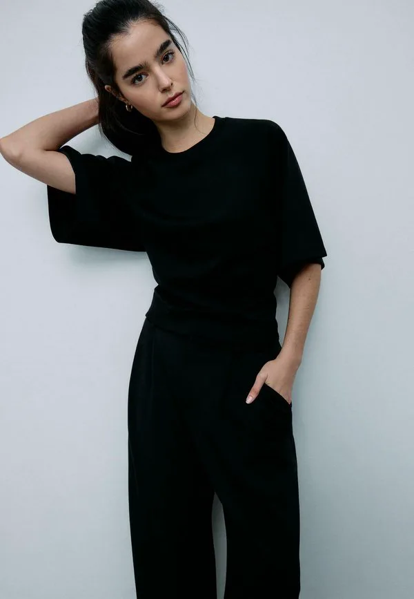 

Мягкая на ощупь базовая футболка с коротким рукавом Stradivarius, Black, Черный, Мягкая на ощупь базовая футболка с коротким рукавом Stradivarius, Black