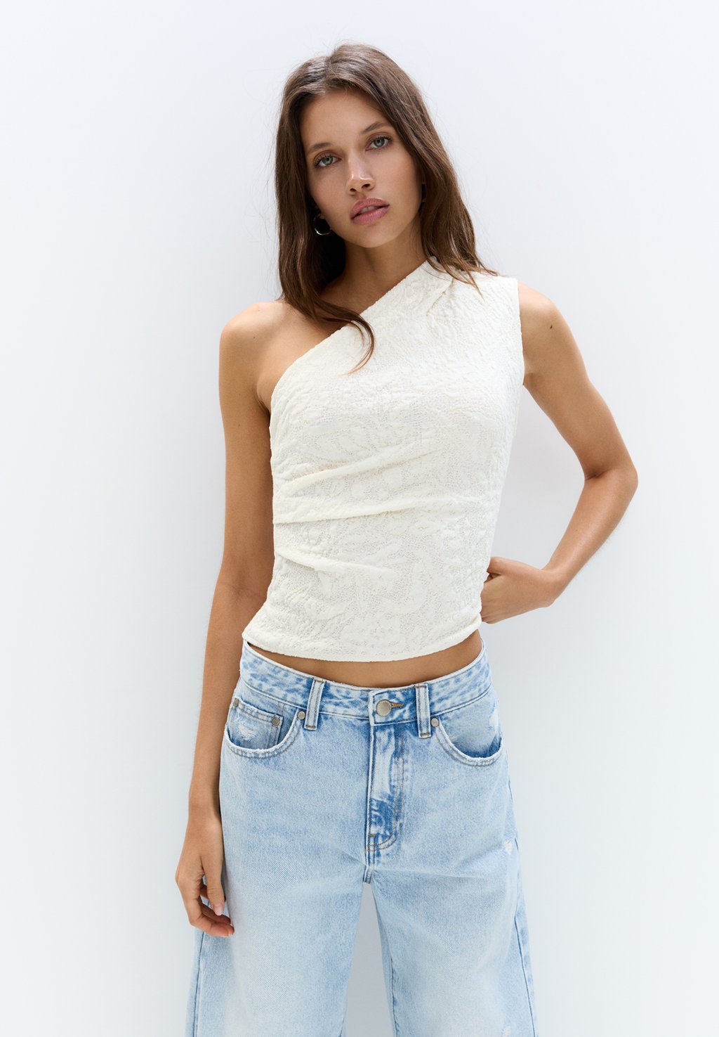 

Топ TEXTURED ASYMMETRIC PULL&BEAR, бежевый