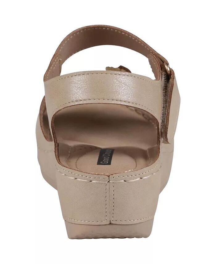Женские босоножки Maxwell на танкетке с цветочным декором GC Shoes, бежевый — фото 3