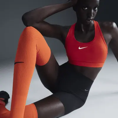Спортивный бюстгальтер Nike Swoosh Medium Support, цвет University Red/White — фото 3