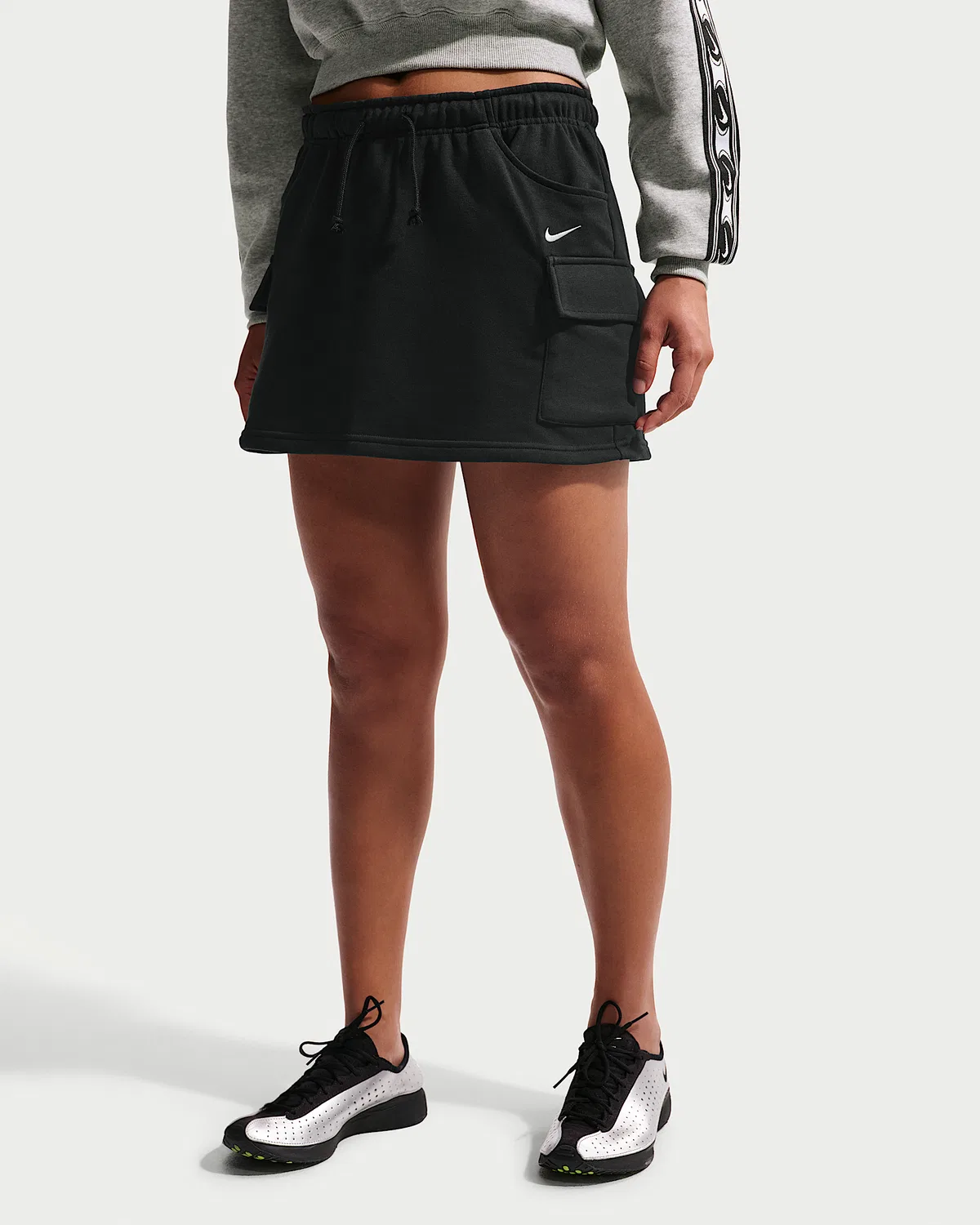 Женская мини-юбка карго со средней посадкой Nike Sportswear Phoenix Fleece, Black/Sail — фото 2