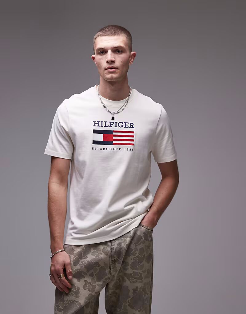 

Tommy Hilfiger - свободная футболка бежевого цвета с логотипом флага США