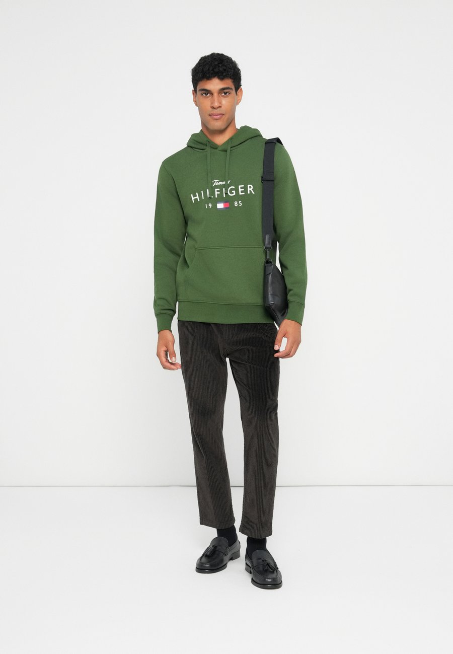 Худи Tommy Hilfiger BRAND LOVE BIG HOODIE, Mountain Pine/Khaki — фото 2